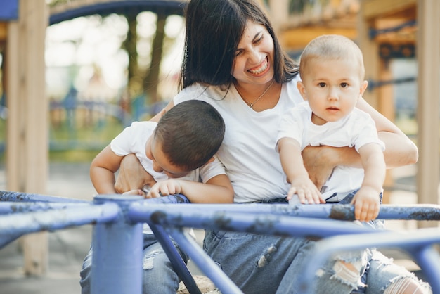 Mãe com criança pequena em um playground