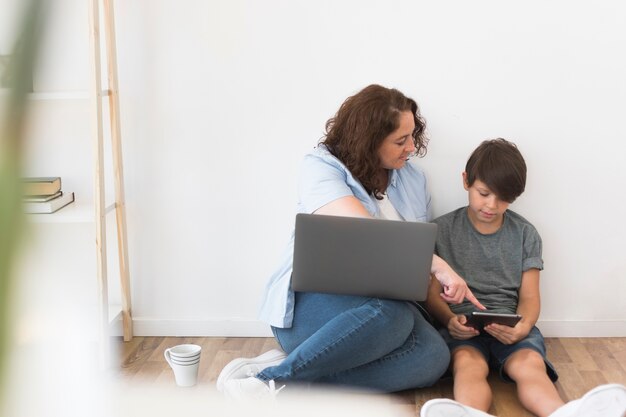 Mãe com criança trabalhando no laptop