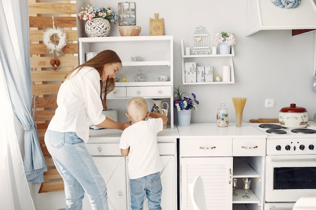 Foto grátis mãe com crianças cozinhando em casa