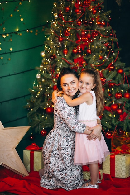 Mãe, com, dela, filha pequena, por, a, árvore natal