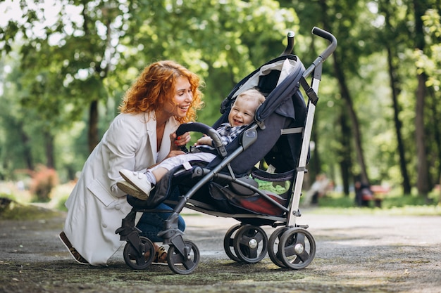 Mãe, com, dela, filho pequeno, em, um, carruagem bebê, parque