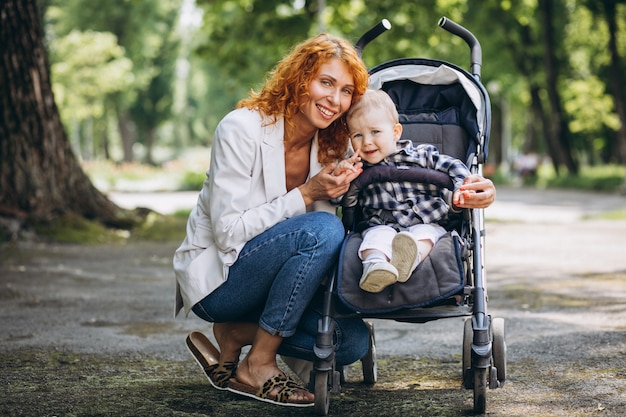 Mãe, com, dela, filho pequeno, em, um, carruagem bebê, parque