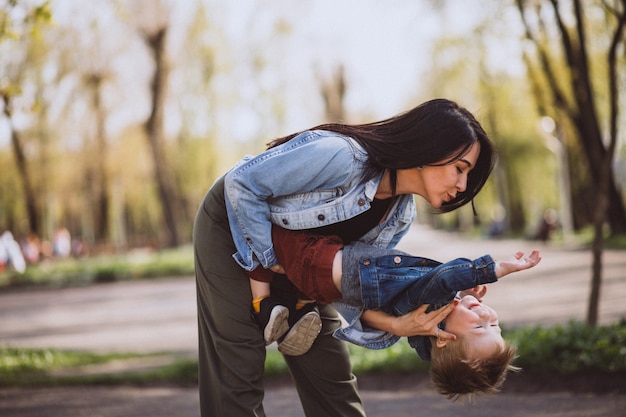 Mãe, com, dela, filho pequeno, tendo divertimento, parque