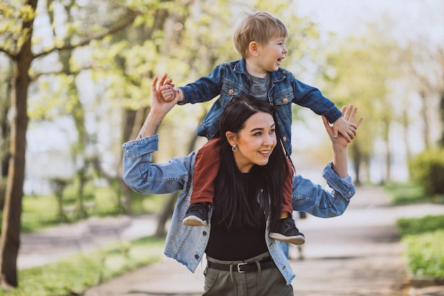 Mãe, com, dela, filho pequeno, tendo divertimento, parque