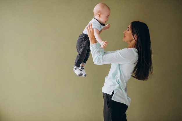 Foto grátis mãe, com, dela, filho recém-nascido