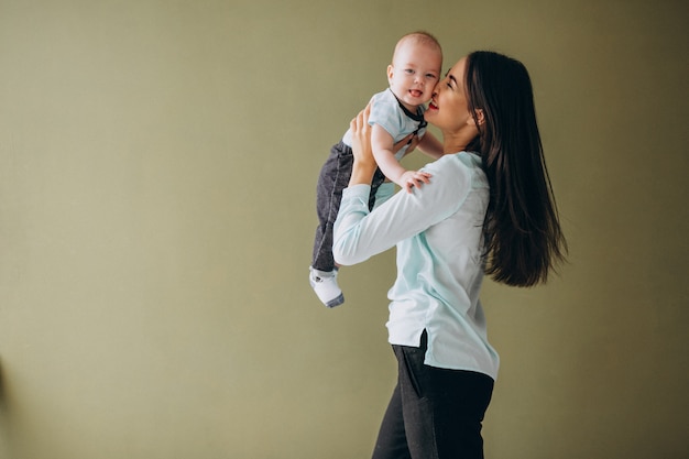 Foto grátis mãe, com, dela, filho recém-nascido