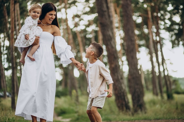 Mãe com dois filhos no parque