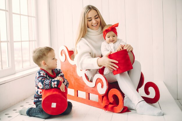 Mãe com dois filhos, sentado em um trenó