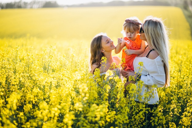 Mãe, com, duas filhas, em, campo