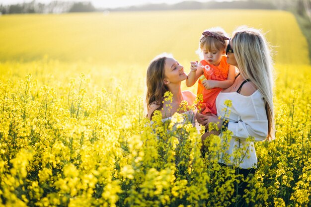 Mãe, com, duas filhas, em, campo