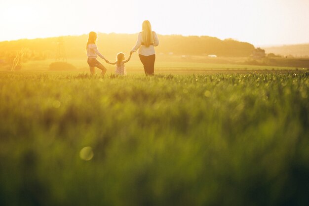 Mãe, com, duas filhas, em, pôr do sol