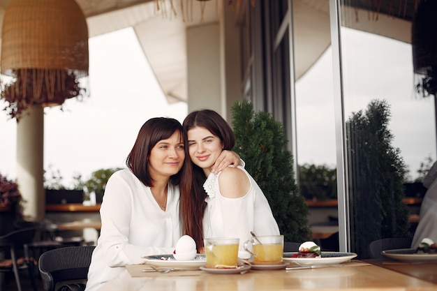 Foto grátis mãe com filha adulta, sentado em um café