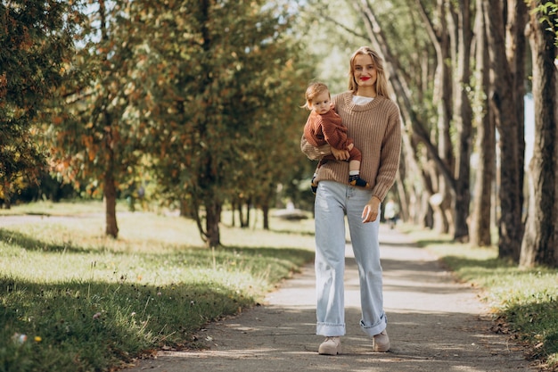 Mãe com filha bebê juntas no parque