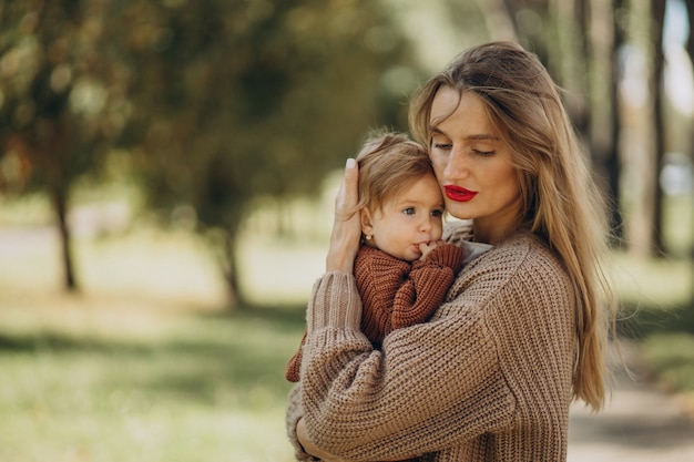 Foto grátis mãe com filha bebê juntas no parque