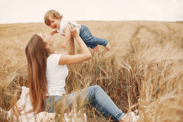 Mãe com filha brincando em um campo de verão