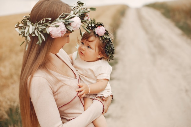 Mãe com filha brincando em um campo de verão