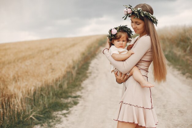 Mãe com filha brincando em um campo de verão