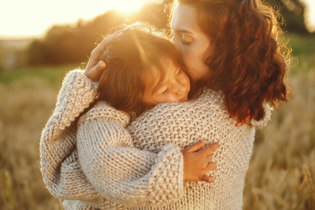 Mãe com filha brincando em um campo de verão