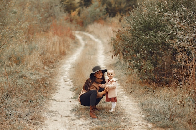 Mãe com filha brincando em um campo