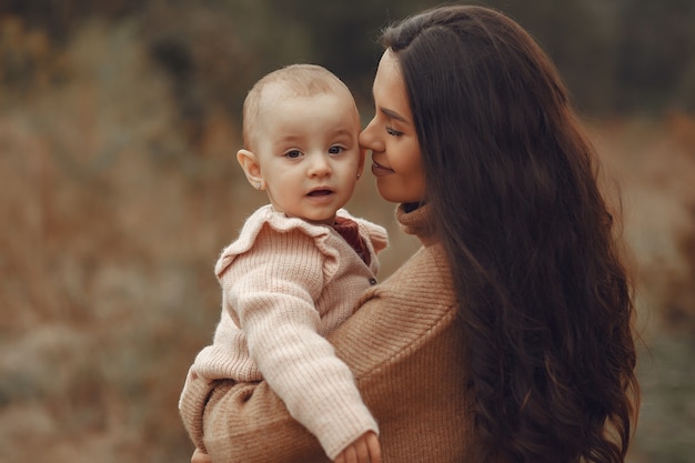 Mãe com filha brincando em um campo