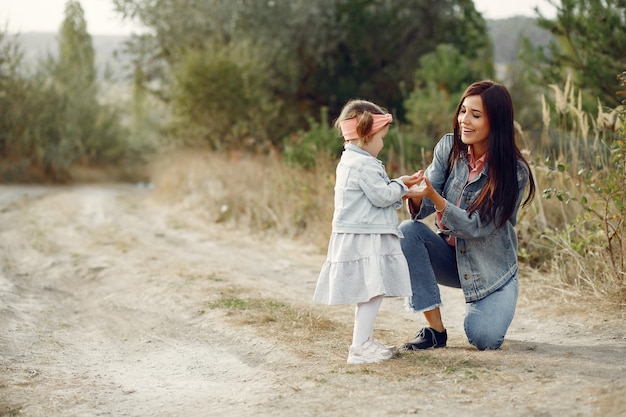 Mãe com filha brincando em um campo