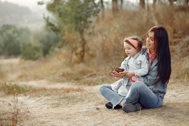 Mãe com filha brincando em um campo