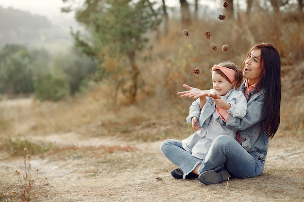 Foto grátis mãe com filha brincando em um campo