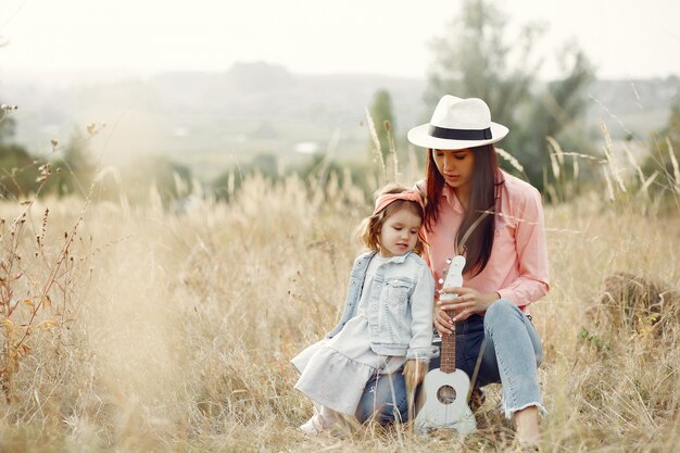 Mãe com filha brincando em um campo