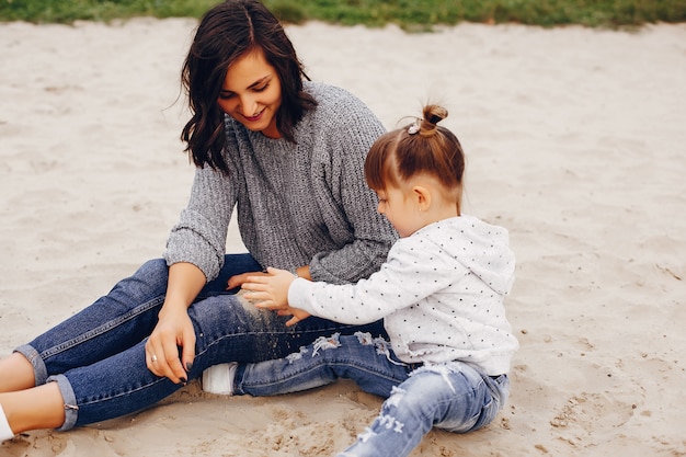 Foto grátis mãe com filha brincando em um parque de verão