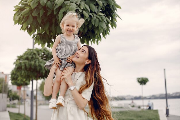 Mãe com filha brincando em um parque de verão