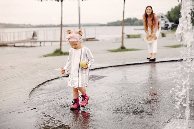 Mãe com filha brincando em um parque de verão