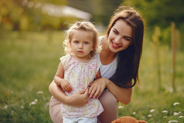 Mãe com filha brincando em um parque de verão