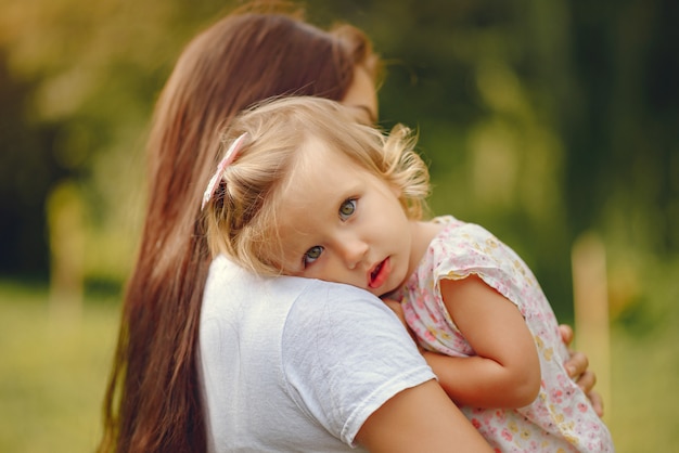 Mãe com filha brincando em um parque de verão