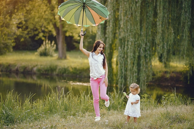 Mãe com filha brincando em um parque de verão