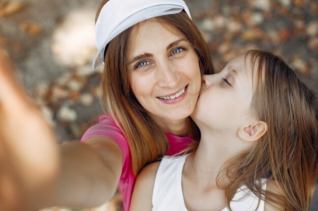 Mãe com filha brincando em um parque de verão