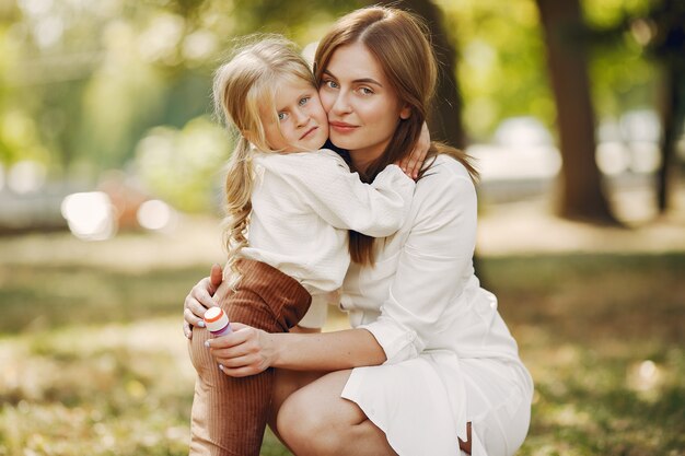 Mãe com filha brincando em um parque de verão