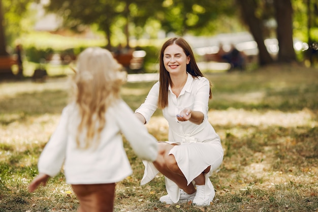 Mãe com filha brincando em um parque de verão