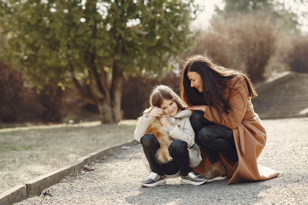 Foto grátis mãe com filha caminha lá fora em máscaras