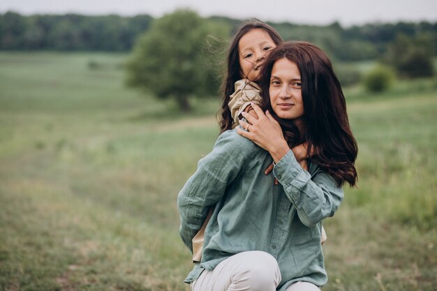 Mãe com filha caminhando juntas no parque