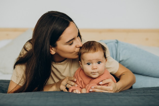 Foto grátis mãe com filha deitada na cama