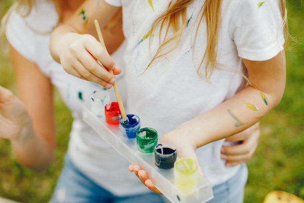 Mãe, com, filha, desenho, em, um, parque