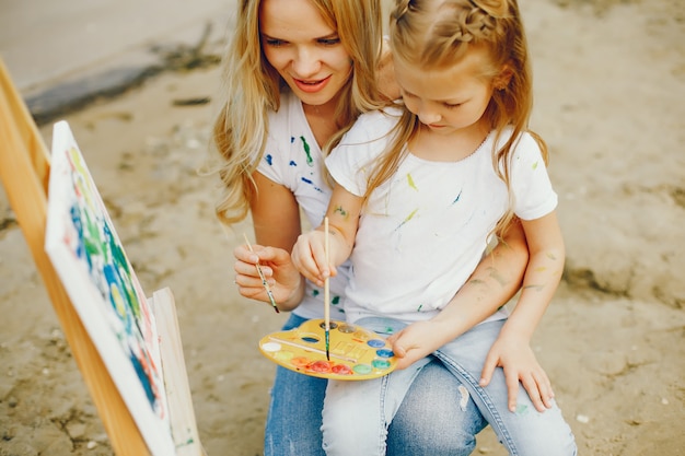 Mãe, com, filha, desenho, em, um, parque