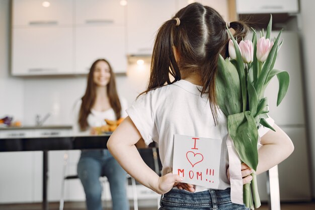 Mãe com filha em casa