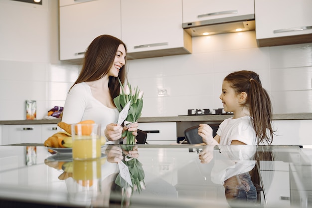 Mãe com filha em casa