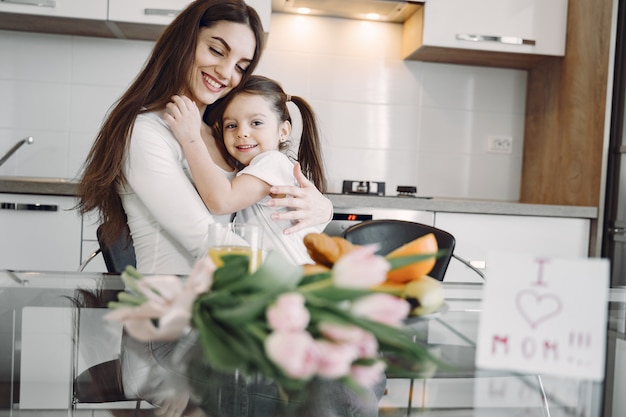 Mãe com filha em casa