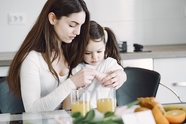 Mãe com filha em casa