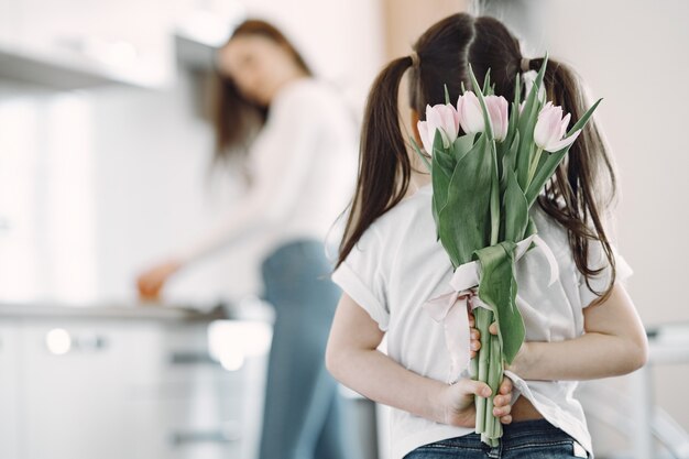 Mãe com filha em casa