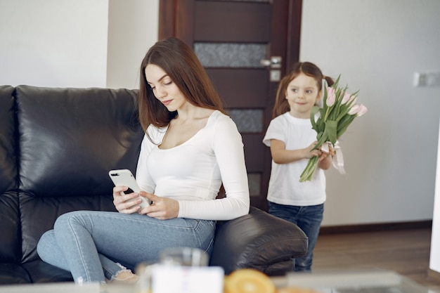 Mãe com filha em casa