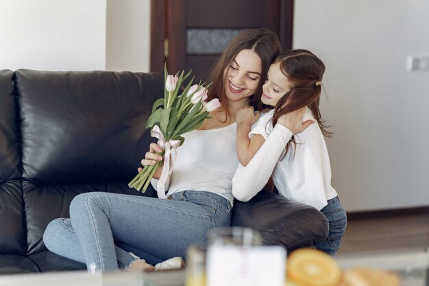 Mãe com filha em casa