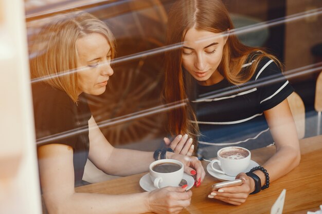 Mãe, com, filha, em, um, café